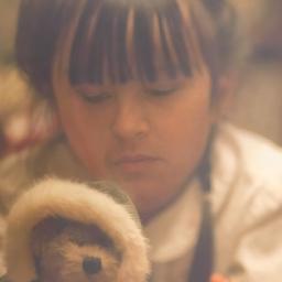 Fake 샘플 — 비정면 구도 (밀도 0.057)