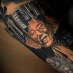 저밀도 Real — 문신 속 얼굴 (밀도 0.057)